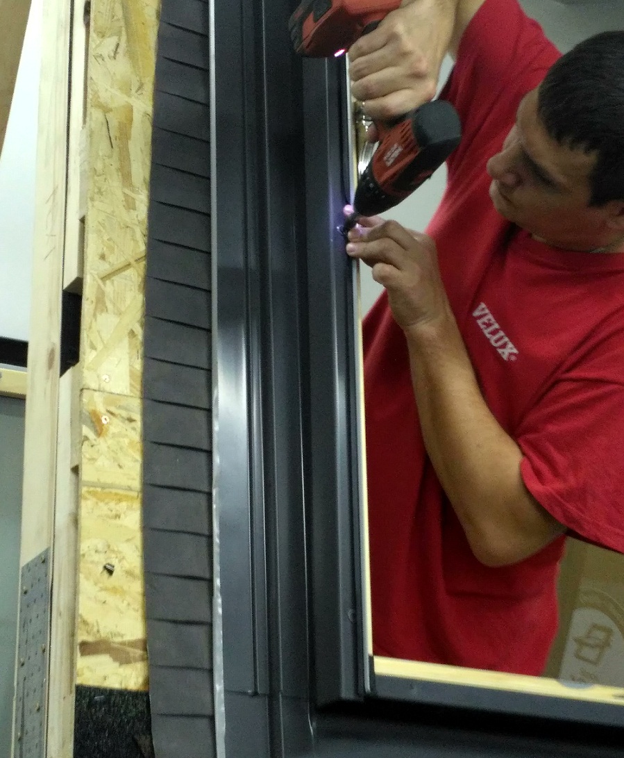 установка монтаж мансардных окон velux